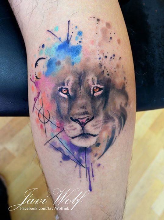 На фото: акварельная татуировка в виде льва.