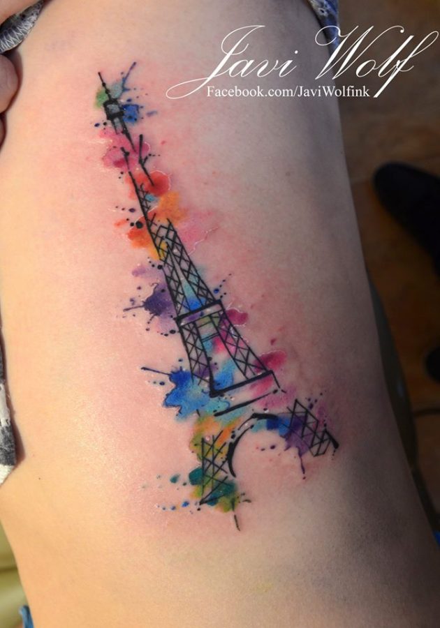 На фото: акварельная татуировка - эффелевая башня на плече.