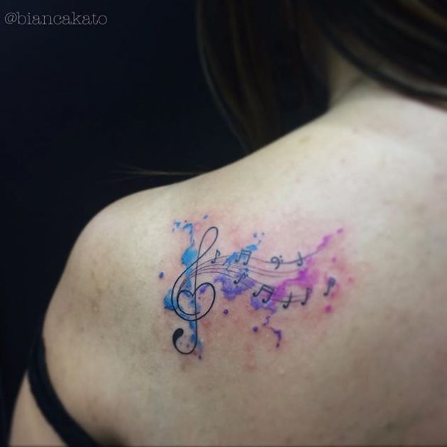 На фото: акварельная татуировка в виде скрипичного ключа и нот.