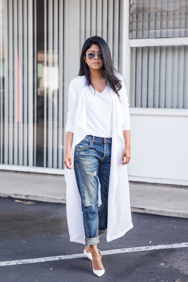 На фото: белая футболка гармонично смотрится с джинсами и кардиганом.