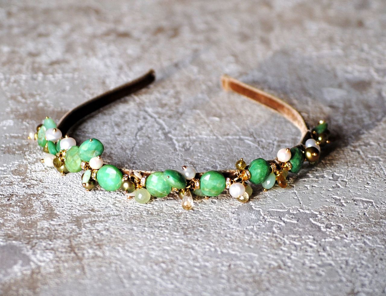 На фото: ювелирные изделия - браслет из камня зеленый опал.
