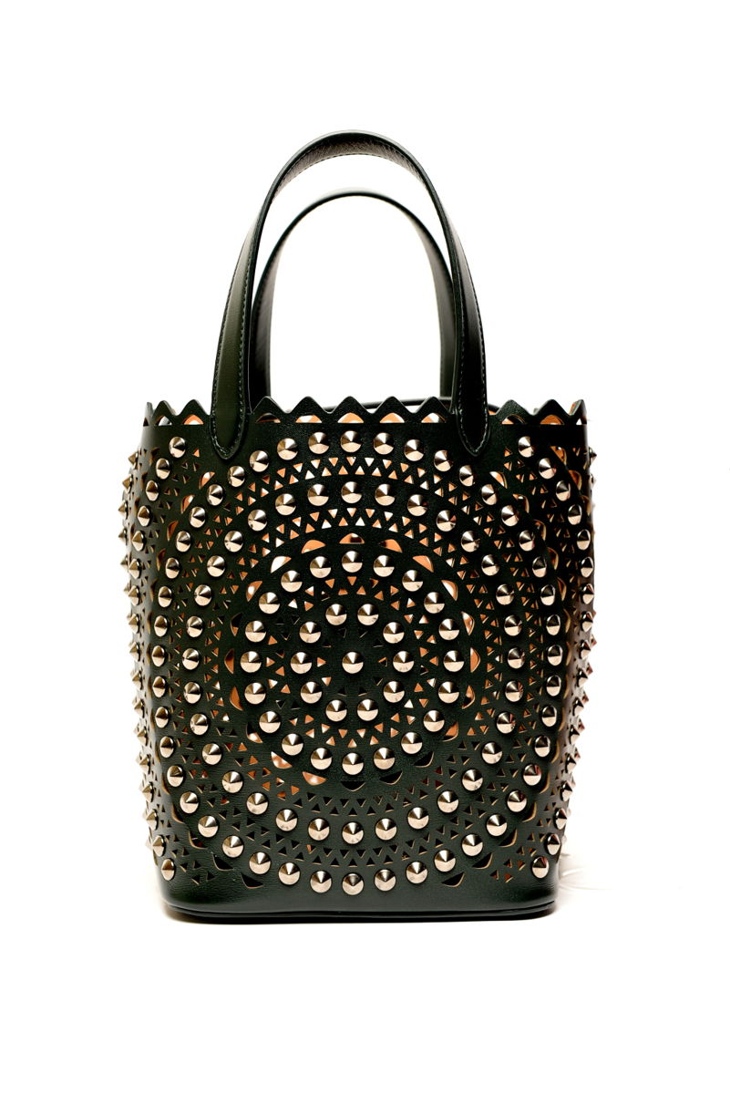Большие сумки: модные тренды - сумка с перфорацией с заклепками из коллекции Alaïa.