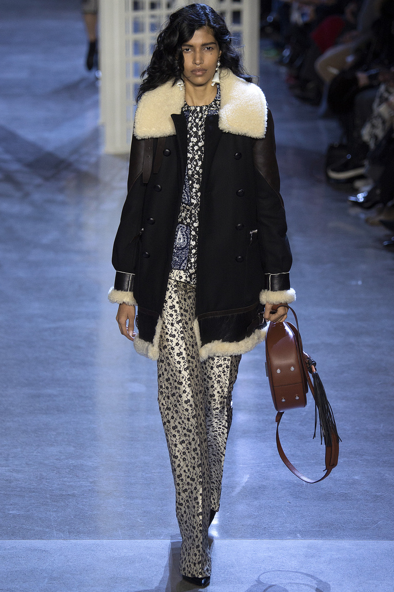 Модная одежда сезона зима 2017 - короткая дубленка с меховым воротником , фото обзор из коллекции Altuzarra.