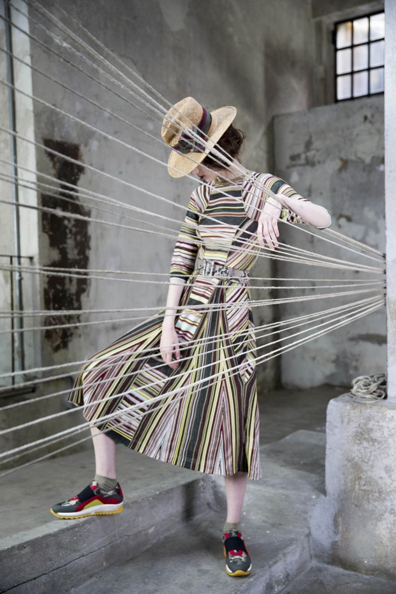 На фото: платье в разноцветную полску тренд лета из коллекции Antonio Marras.