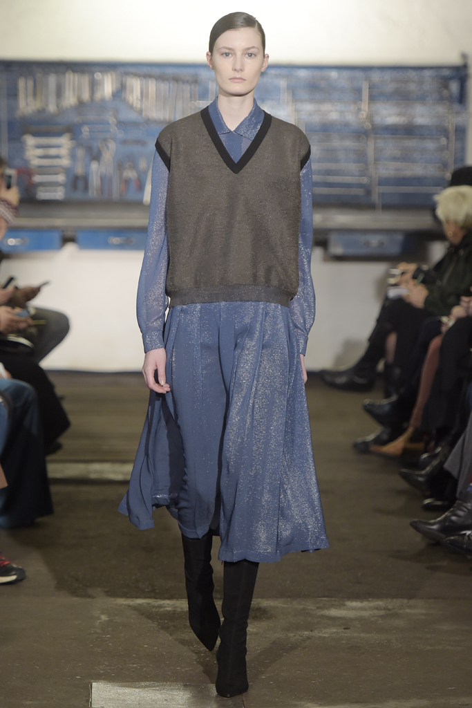 Люрекс-мода – трендовая новинка из Милана - простого крой платья из люрекса из коллекции Arthur Arbesser.