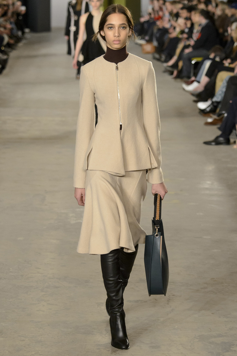 Модная одежда сезона зима 2017 - бежевый костюм с юбкой с черными сапогами, фото обзор из коллекции BOSS Hugo Boss.