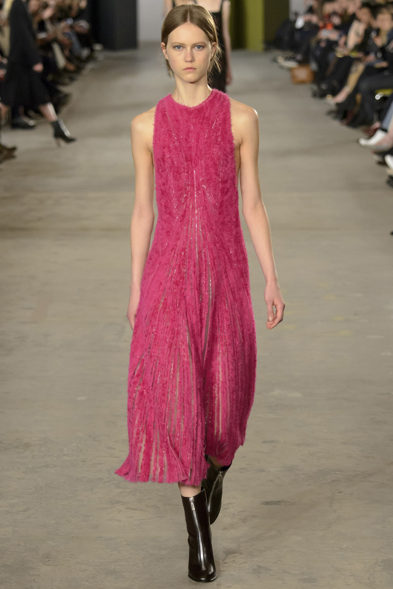 Модная одежда сезона зима 2017 - черное платье с меховым воротником , фото обзор из коллекции BOSS Hugo Boss.