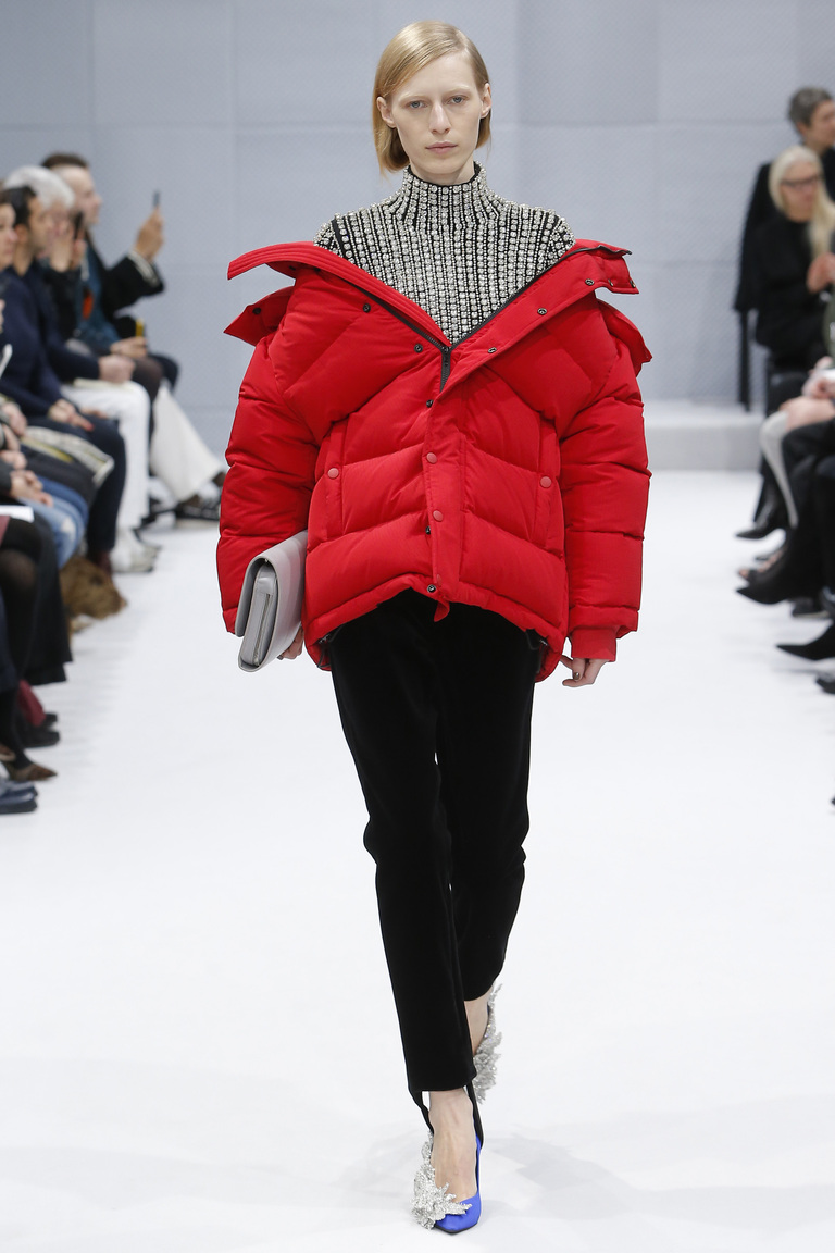Модная одежда сезона зима 2017 - пуховая куртка , фото обзор из коллекции Balenciaga.