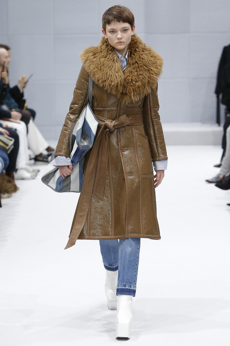 Модная одежда сезона зима 2017 - дубленка с меховым воротником , фото обзор из коллекции Balenciaga.