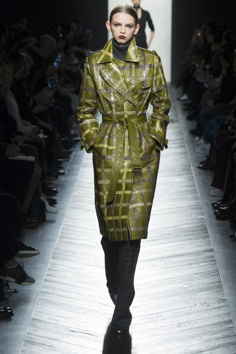 Модная одежда сезона зима 2017 - кожаное пальто , фото обзор из коллекции Bottega Veneta.