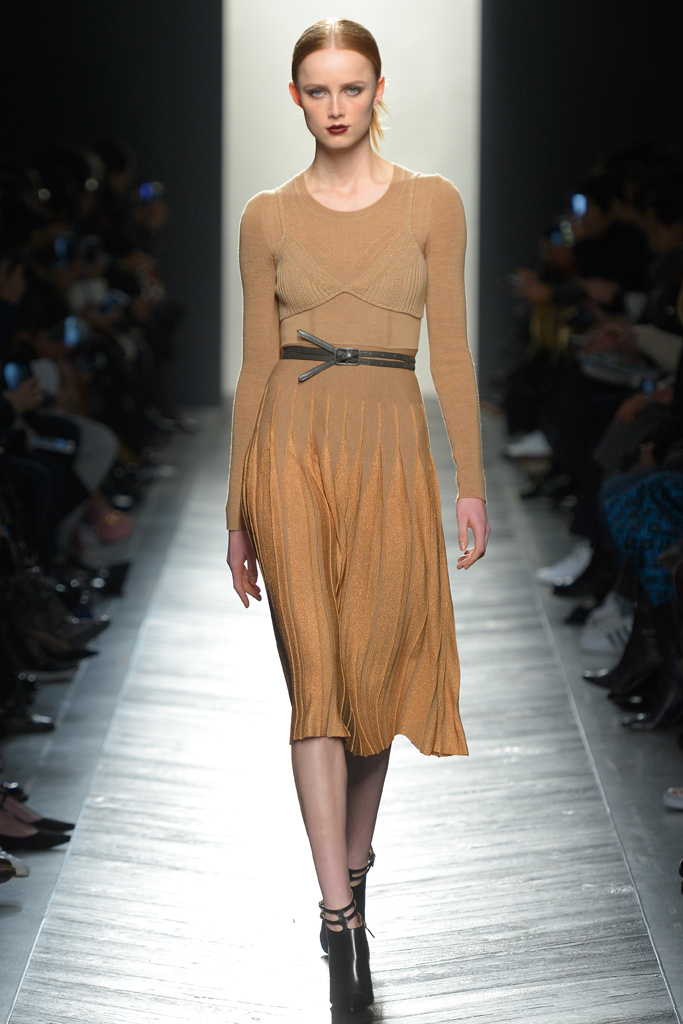 Люрекс-мода – трендовая новинка из Милана - люрексовое платье песочного цвета фото из коллекции Bottega Veneta.