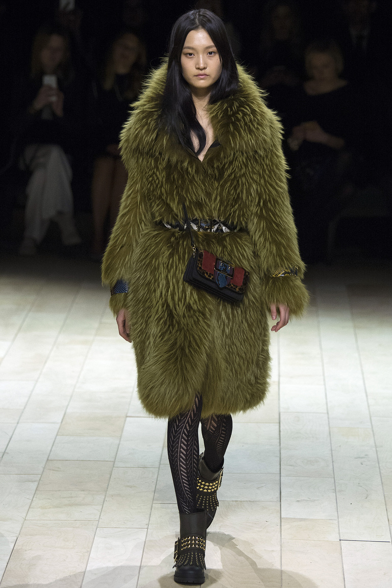 Модная одежда сезона зима 2017 - пальто , фото обзор из коллекции Balenciaga.