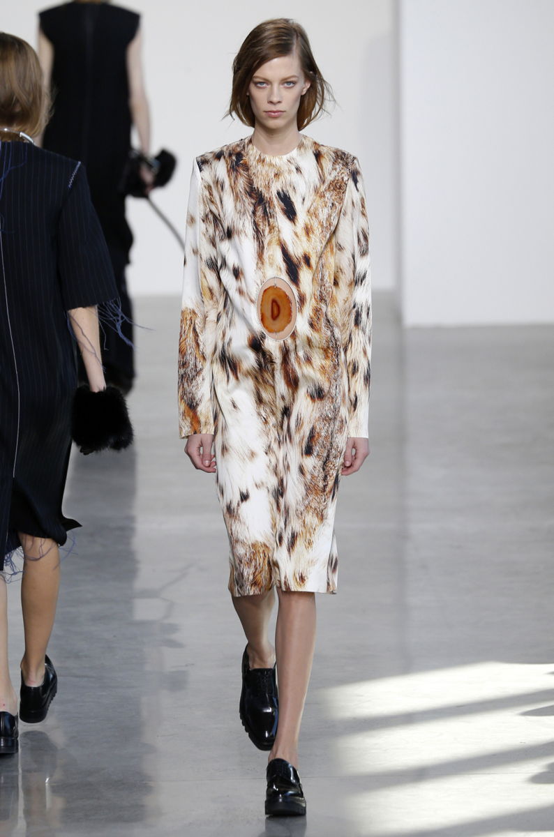 На фото: платье с кошачим рисунком - тренд леопардового принта из коллекции Calvin Klein.