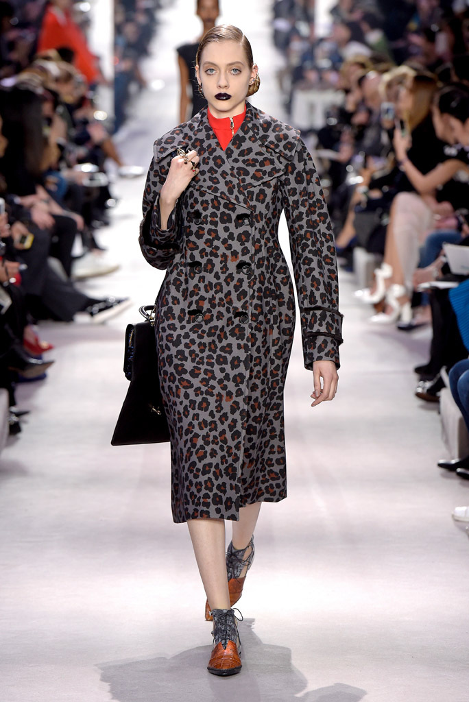На фото: пальто с леопардовым принтом из коллекции Christian Dior.
