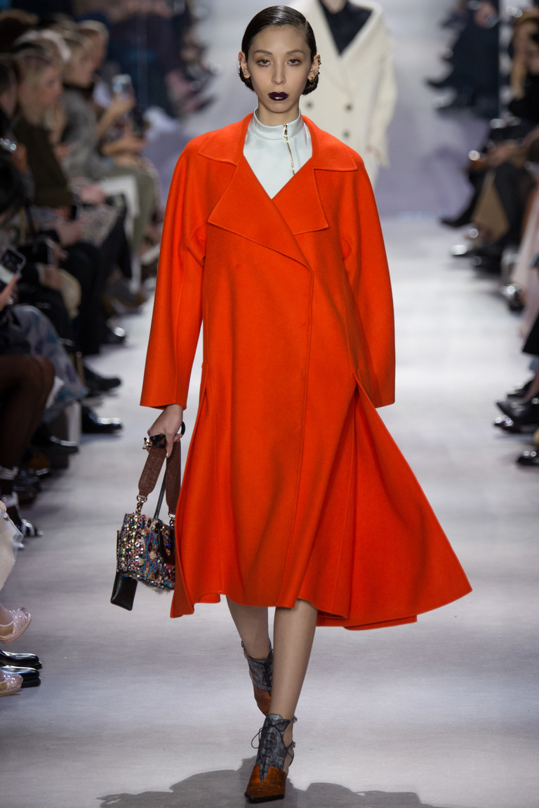 Модная одежда сезона зима 2017 - красное пальто с меховым воротником , фото обзор из коллекции Christian-Dior.