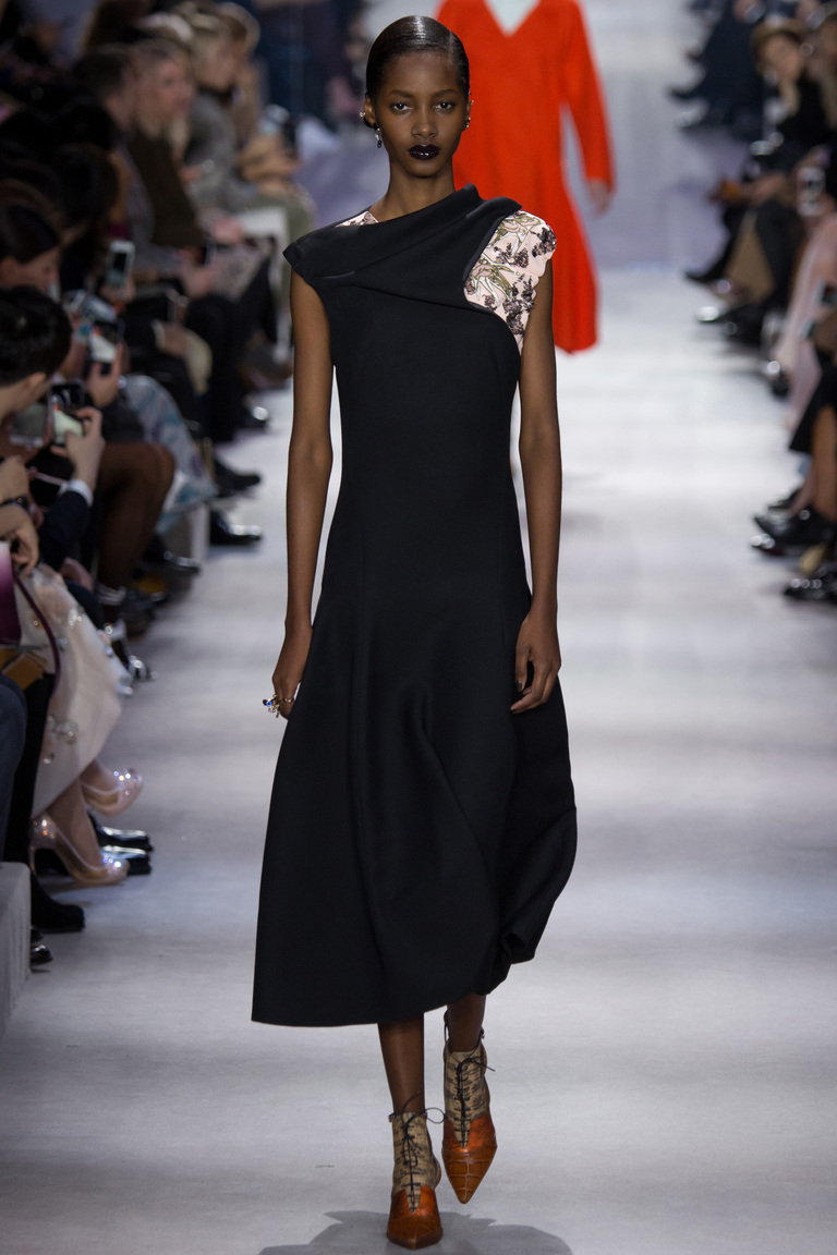 Модная одежда сезона зима 2017 - черное платье с меховым воротником , фото обзор из коллекции Christian-Dior.