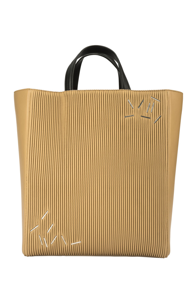 Большие сумки: модные тренды - песочного цвета сумка из коллекции Christopher Kane.