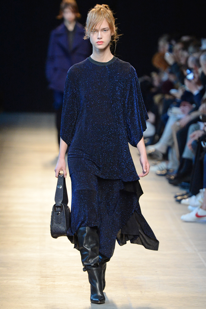 Люрекс-мода – трендовая новинка из Милана - простого крой платья из люрекса из коллекции Arthur Arbesser.