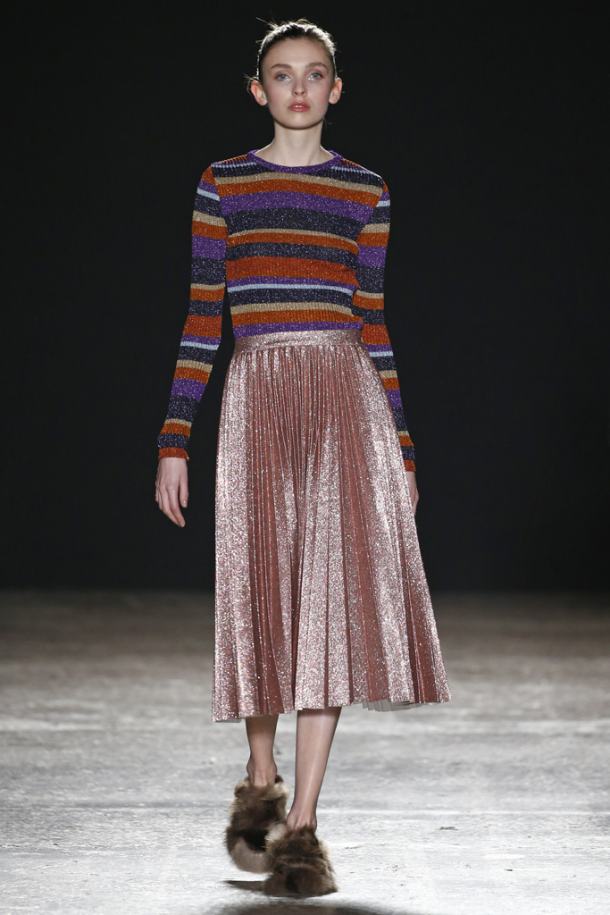 Люрекс-мода – трендовая новинка из Милана люрексовая плиссированная юбка длиной миди с люрексовым джемпером фото из коллекции Cristiano Buran.