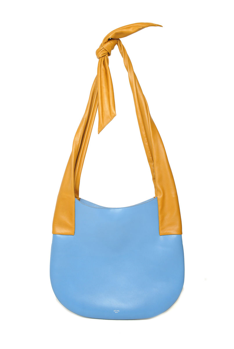 Модные сумки: тренд сезона - голубая сумка с длинными желтыми ремешками из коллекции Céline.