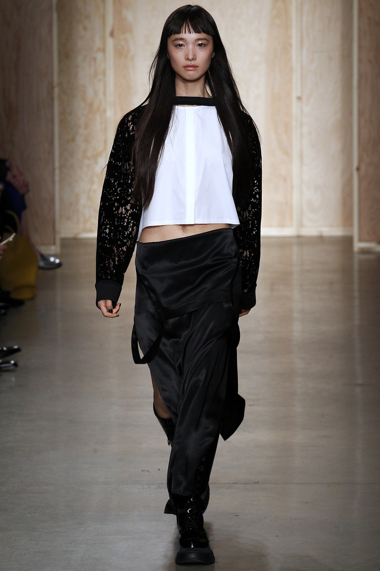 Модная одежда сезона зима 2017 - черная кофта, фото обзор из коллекции DKNY.