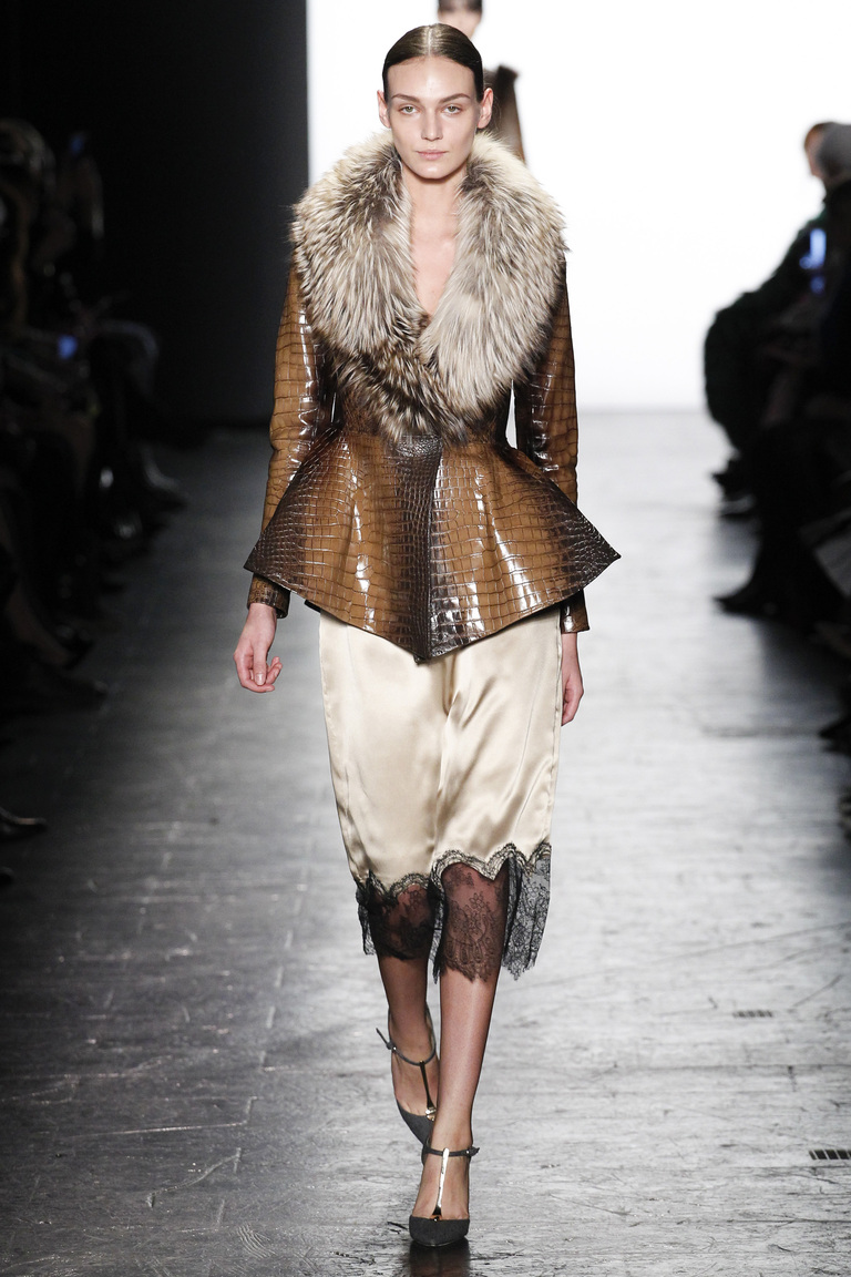 Модная одежда сезона зима 2017 - кожаная куртка с меховым воротником , фото обзор из коллекцииDennis-Basso.