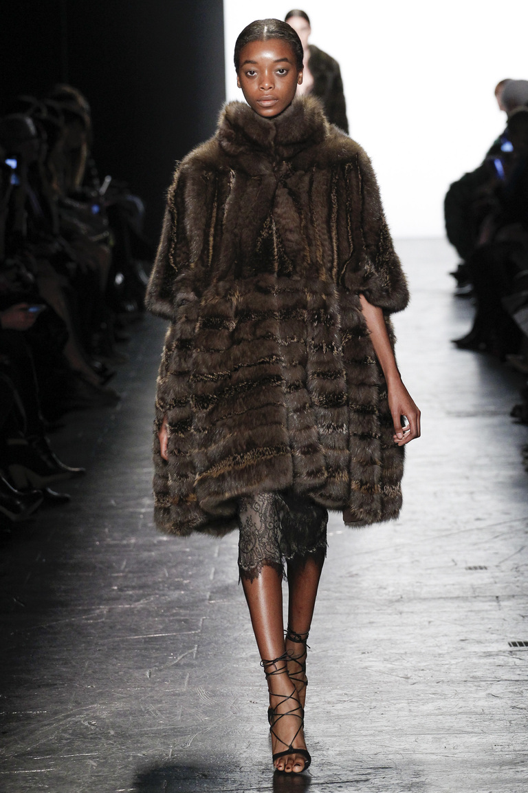 Модная одежда сезона зима 2017 - шуба , фото обзор из коллекции Dennis-Basso.