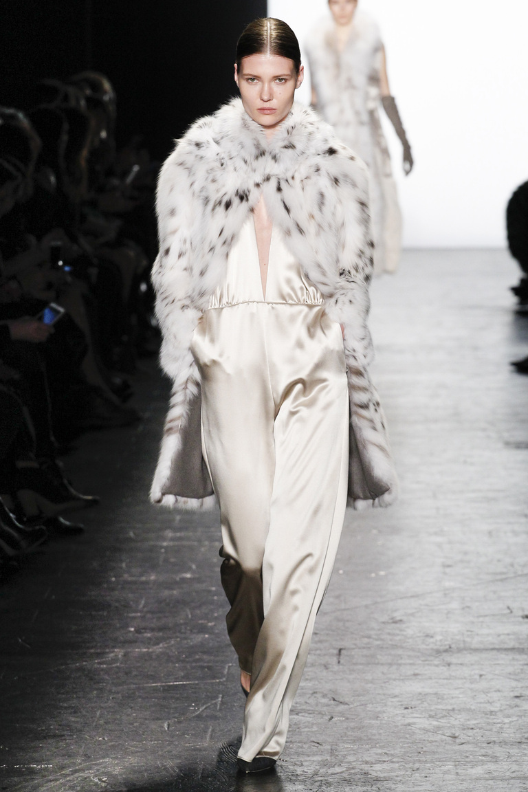 Модная одежда сезона зима 2017 - шуба , фото обзор из коллекции Dennis-Basso.