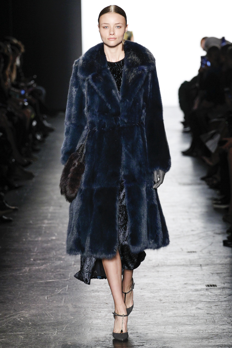 Модная одежда сезона зима 2017 - шуба , фото обзор из коллекции Dennis-Basso.