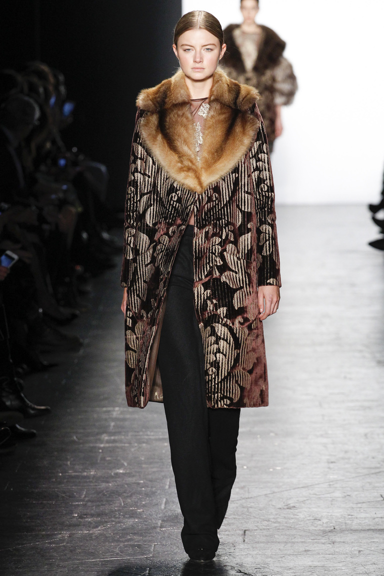 Модная одежда сезона зима 2017 - дубленкас меховым воротником , фото обзор из коллекции Dennis-Basso.