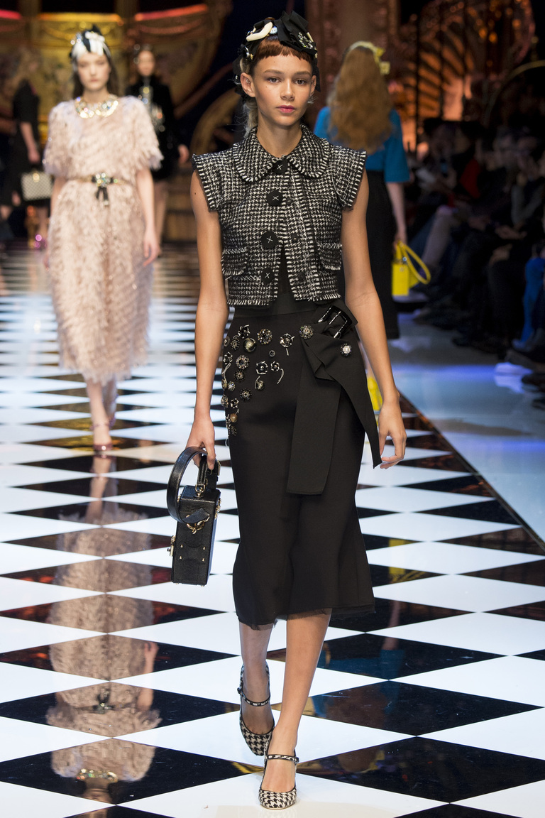 Модная одежда сезона зима 2017 - юбка с блузой, фото обзор из коллекции Dolce & Gabbana.