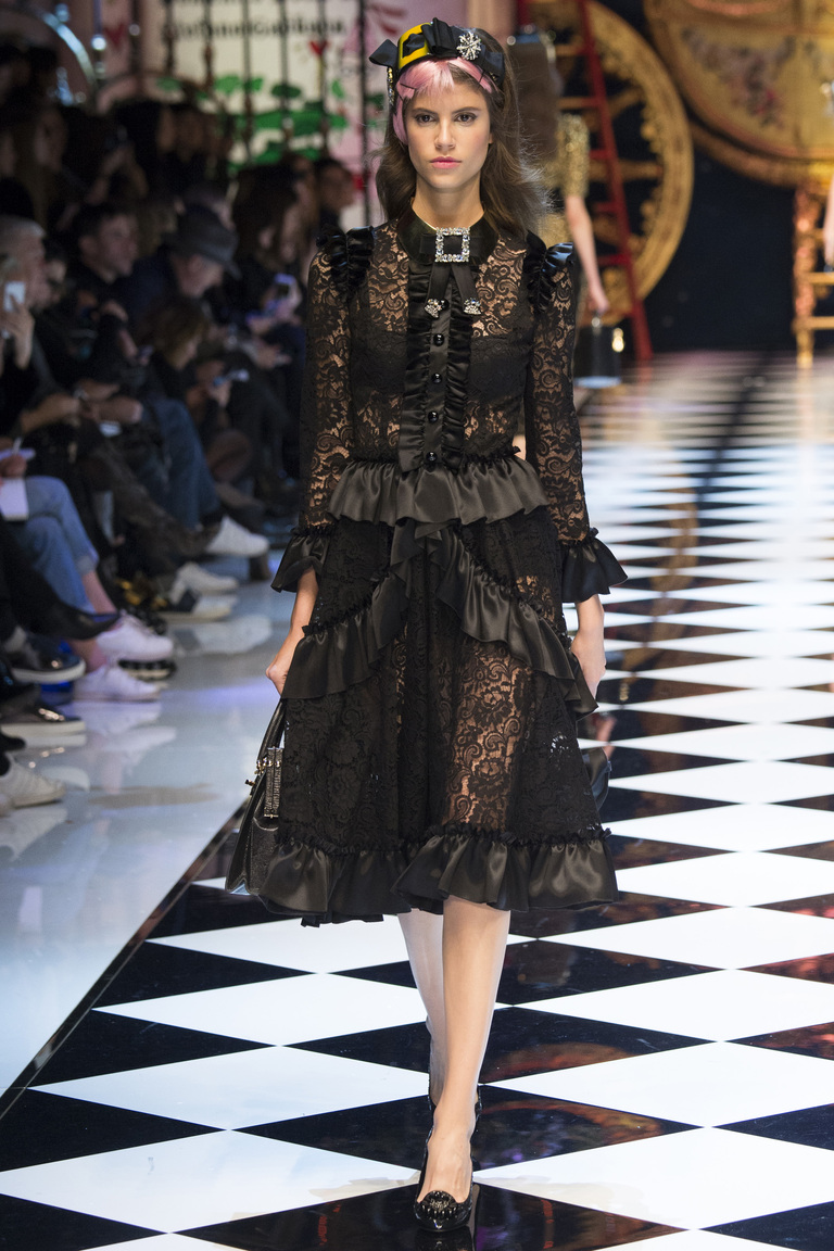 Модная одежда сезона зима 2017 - юбка с блузой, фото обзор из коллекции Dolce & Gabbana.