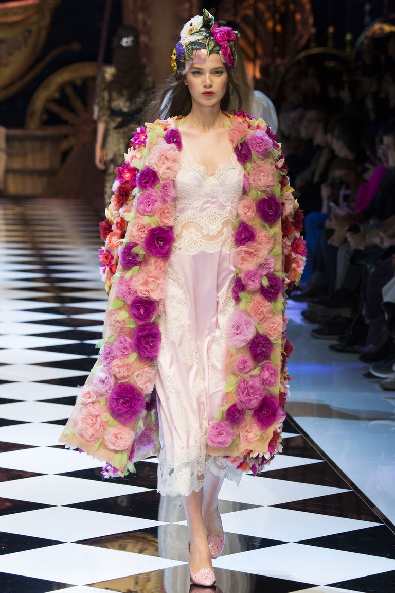 Модная одежда сезона зима 2017 - разноцветная шуба, фото обзор из коллекции Dolce & Gabbana.
