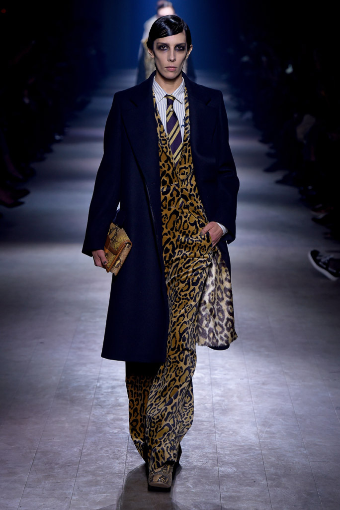 На фото: брючный костюм - тренд леопардового принта из коллекции Dries Van Noten.