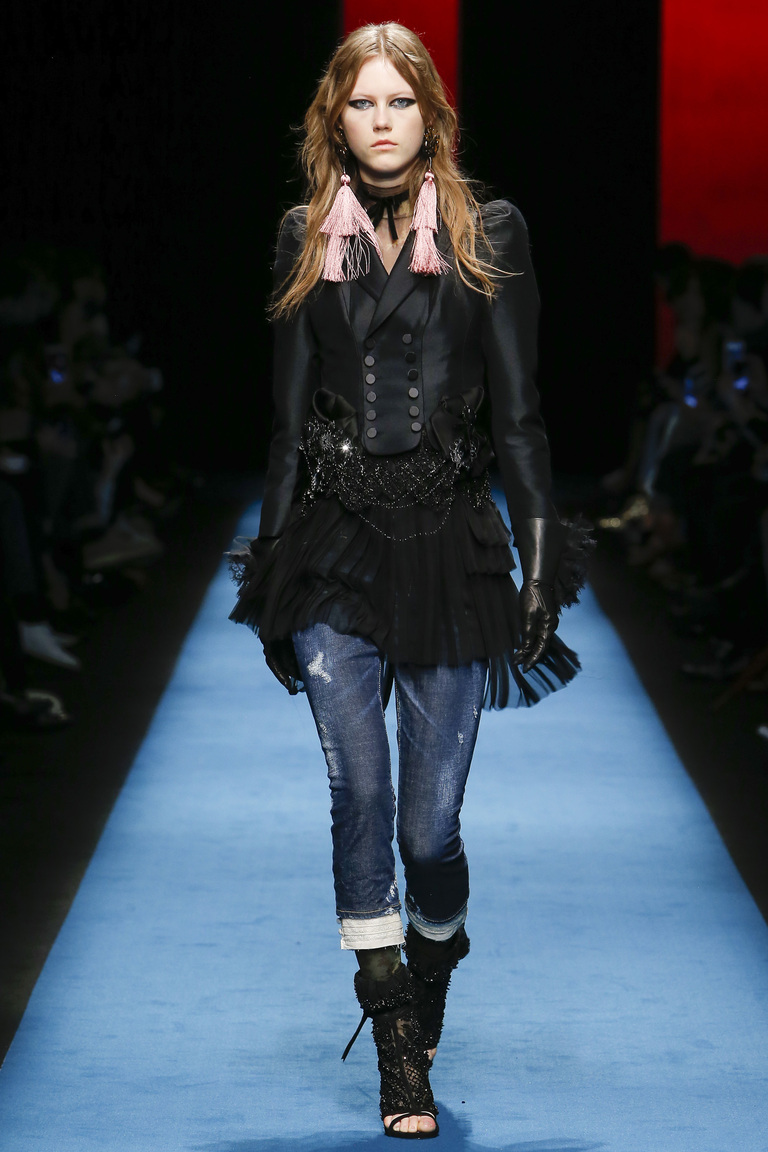 Модная одежда сезона зима 2017 - теплая куртка с черными сапогами, фото обзор из коллекции BOSS Hugo Boss.