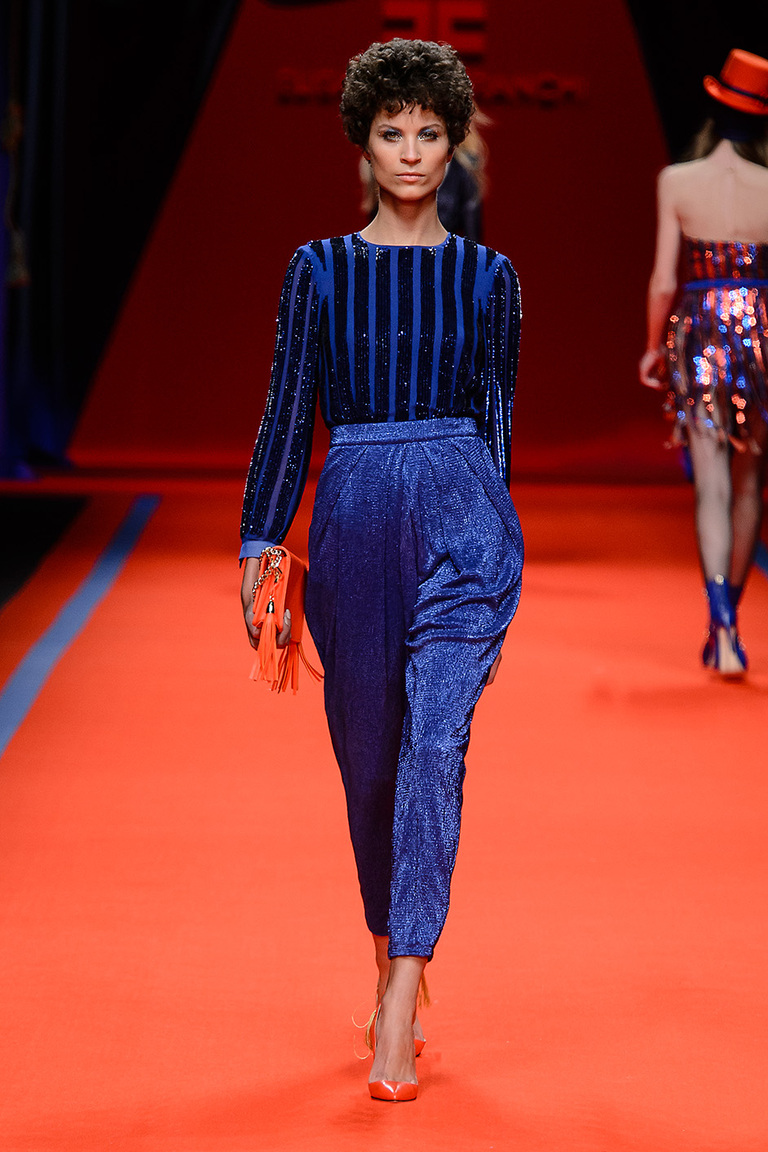 Модная одежда сезона зима 2017 - жакет с брюками ярко-синего цвета, фото обзор из коллекции Elisabetta Franchi.