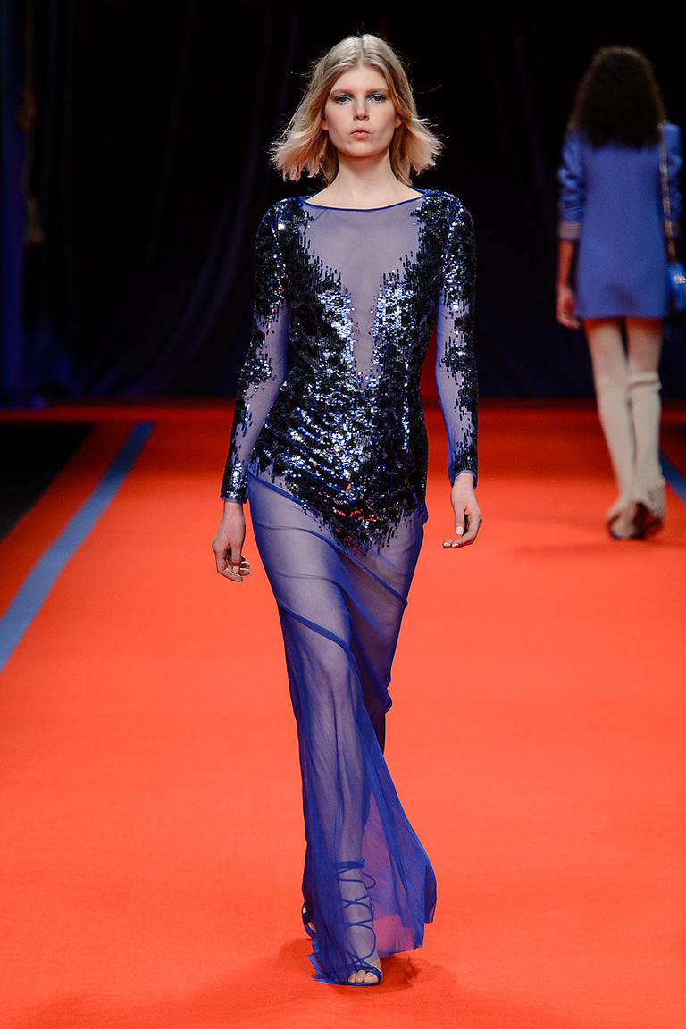 Модная одежда сезона зима 2017 - платье ярко-синего цвета, фото обзор из коллекции Elisabetta Franchi.