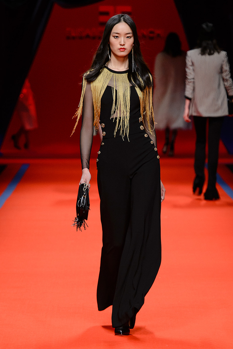 Модная одежда сезона зима 2017 - черное платье, фото обзор из коллекции Elisabetta Franchi.