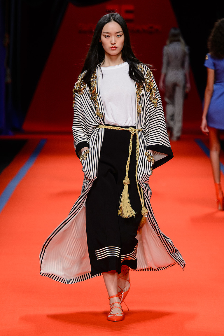 Модная одежда сезона зима 2017 - плащ, фото обзор из коллекции Elisabetta Franchi.