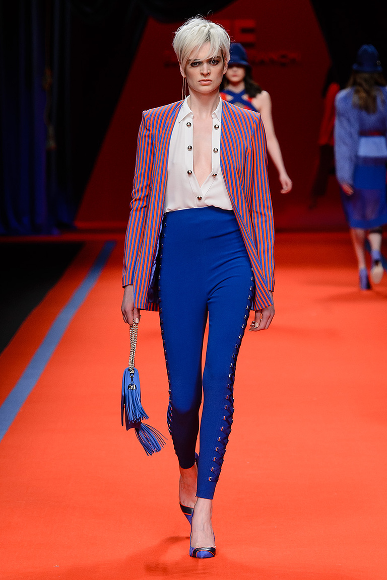 Модная одежда сезона зима 2017 - жакет с брюками ярко-синего цвета, фото обзор из коллекции Elisabetta Franchi.