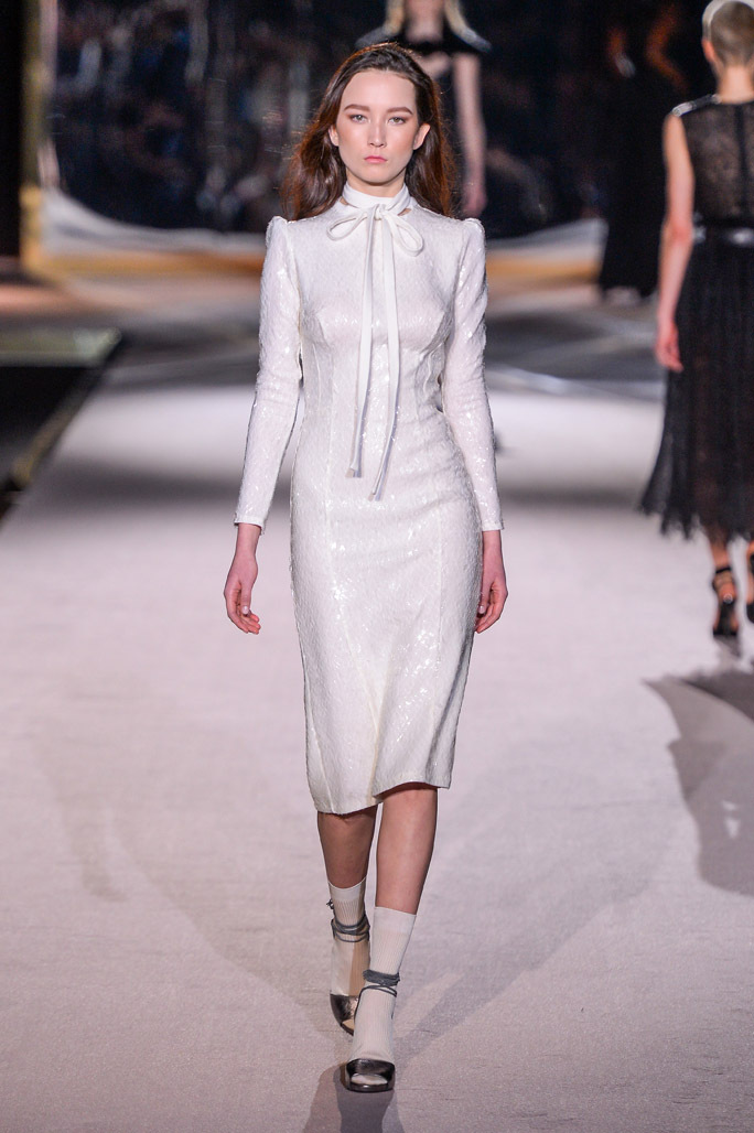 На фото: платье из блестящей ткани - главный тренд сезона от Ermanno Scervino.