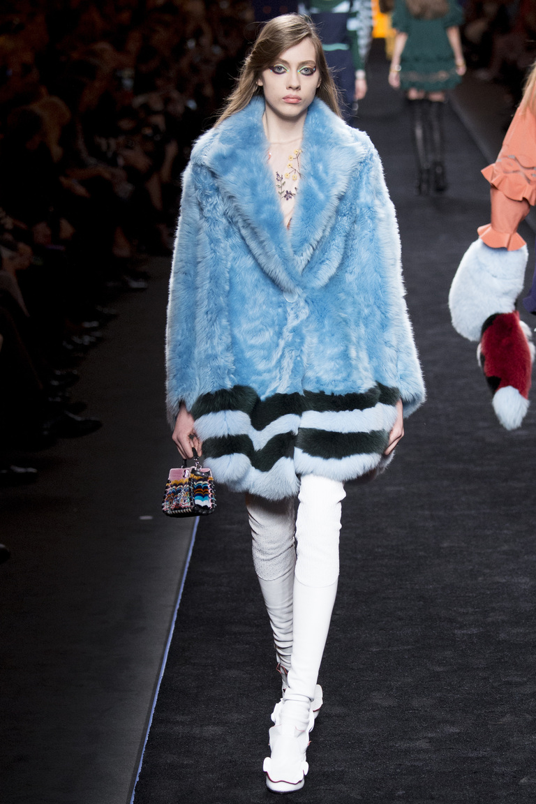 Модная одежда сезона зима 2017 - голубая шуба, фото обзор из коллекции Fendi.