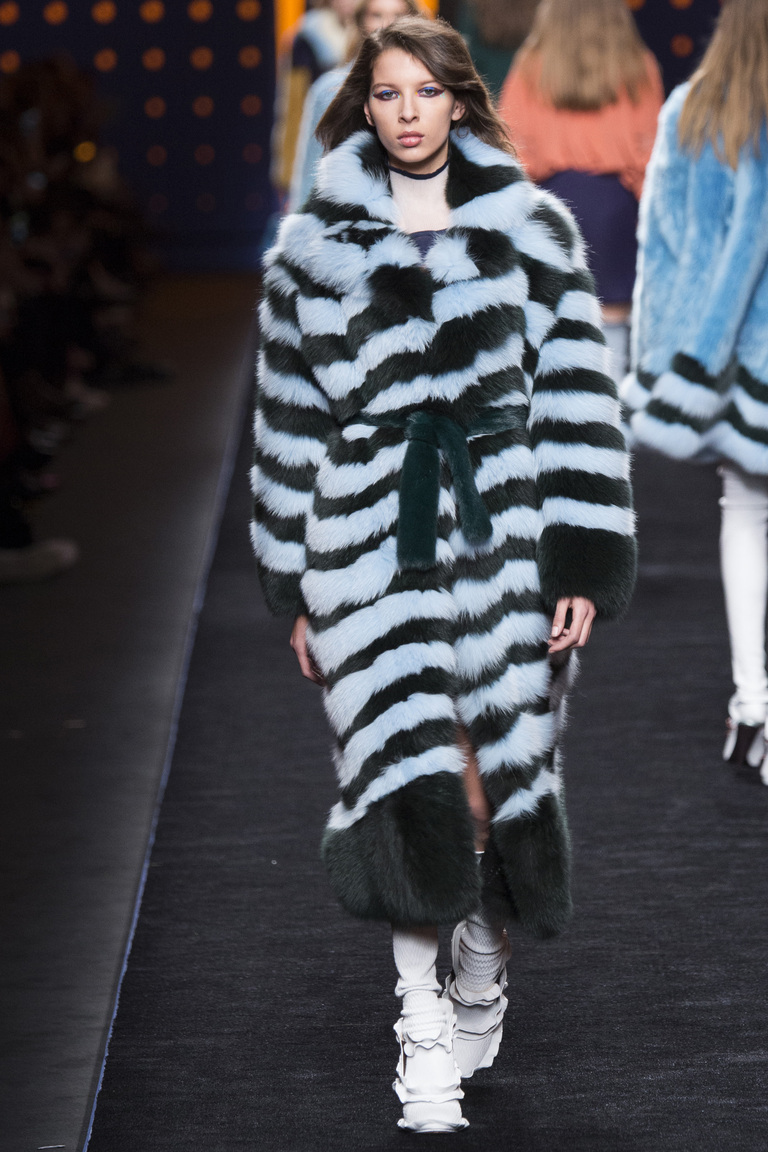 Модная одежда сезона зима 2017 - голубая шуба с принтом в полоску, фото обзор из коллекции Fendi.