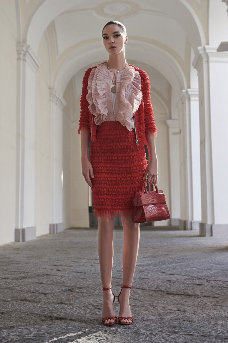 На фото: воланы на платье – модные тенденции этого сезона фото из коллекции Givenchy.