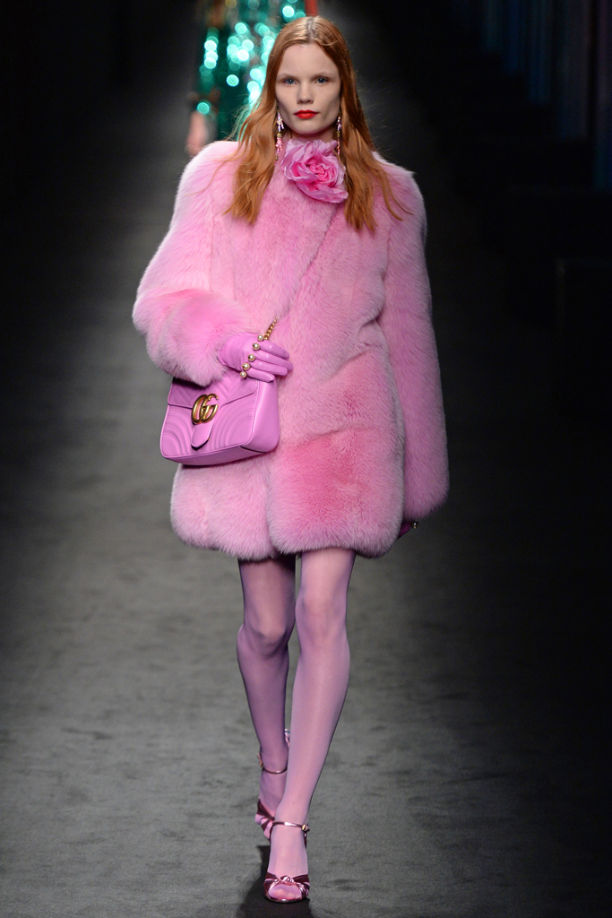 На фото: розовая шуба - новый тренд осени и зимы из коллекции Gucci.