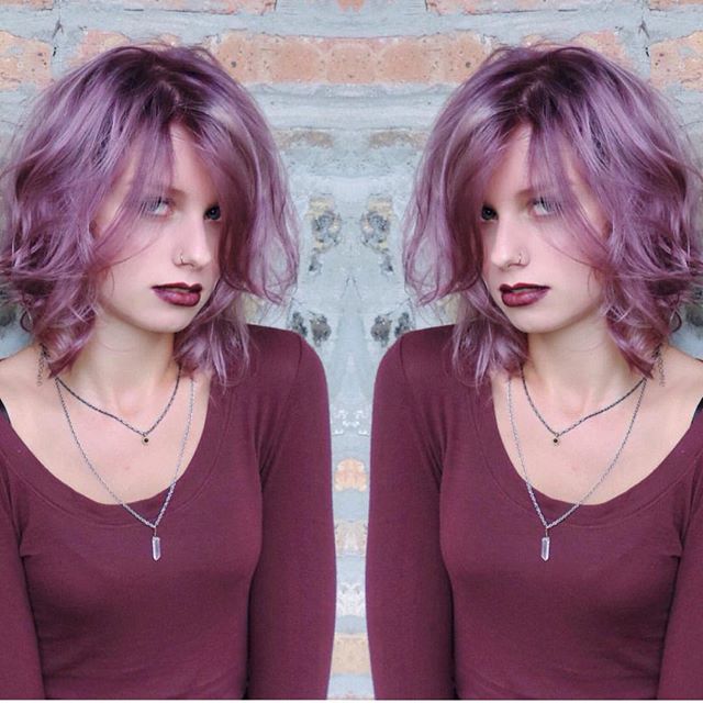 Короткая стрижка боб, выкрашенная в фиолетовый цвет с локонами на концах волос.