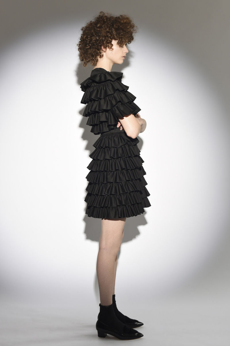На фото: воланы на платье – модные тенденции этого сезона фото из коллекции Isa Arfen.