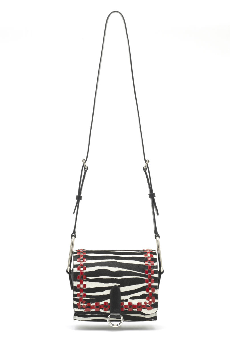 Модные сумки: тренд сезона - сумка с удлиненной ручкой фото из коллекции Isabel Marant.