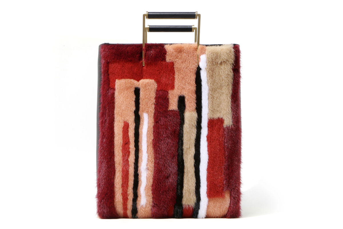 Большие сумки: модные тренды - сумка скомбинированная кусочки разноцветного меха по вертикали из коллекции Jason Wu.