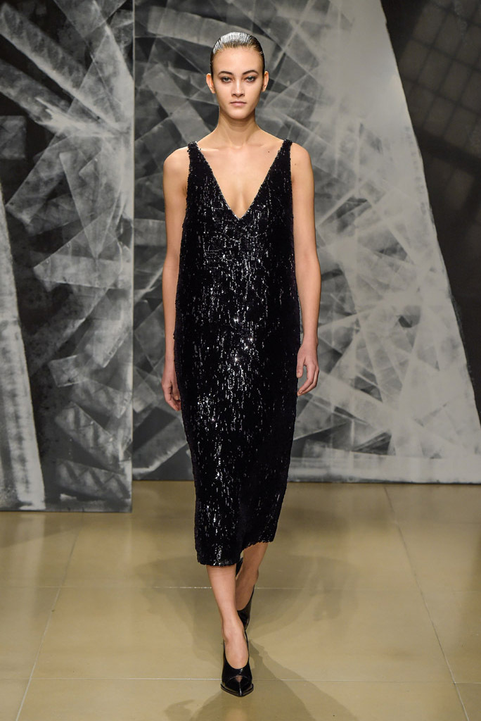На фото: платье с глубоким вырезом из блестящей ткани - главный тренд сезона от Jil Sander.